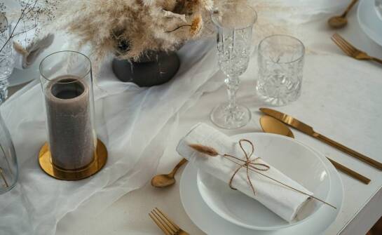 Jakie elementy zastawy stołowej oferuje porcelana?