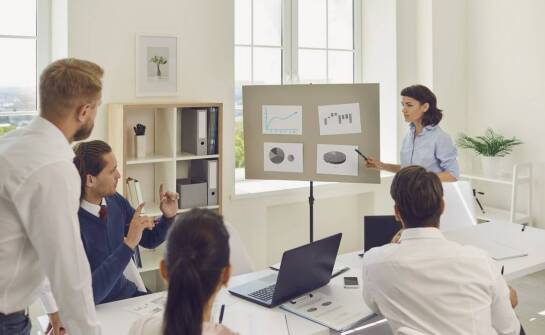 Jakie są kluczowe czynniki wpływające na sukces w multiagencji ubezpieczeniowej?