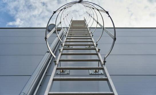 Jak systemy blokady zwiększają bezpieczeństwo w drabinach profesjonalnych?