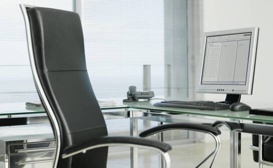 Fotele na kółkach – zalety modeli z regulacją podłokietników