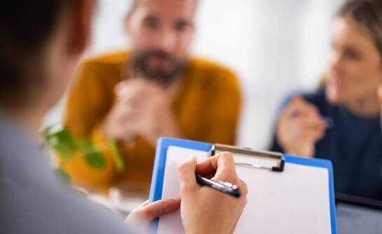 W jaki sposób terapia uzależnień od zakupoholizmu jest prowadzona w Poznaniu?