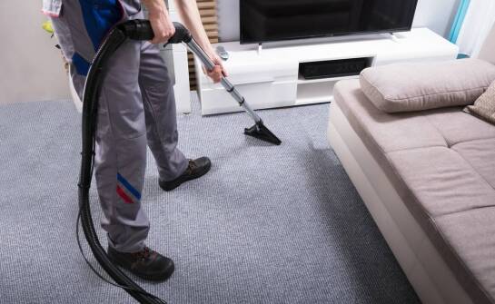 Jakie są najlepsze środki do czyszczenia dywanów stosowane przez specjalistów?