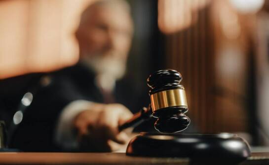 Jakie są najważniejsze obowiązki komornika sądowego wobec stron postępowania?