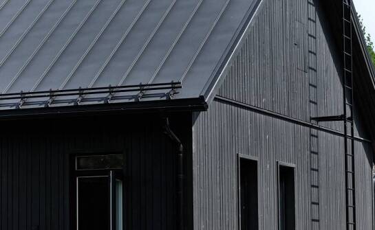 Porównanie trwałości elewacji z desek opalanych i innych materiałów elewacyjnych