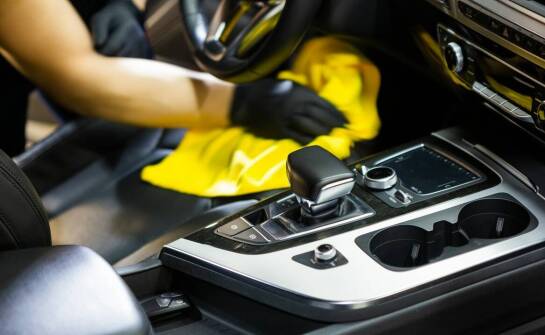 Jakie są najczęstsze błędy przy samodzielnym czyszczeniu wnętrza samochodu?