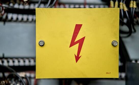 Montaż i serwis urządzeń do kompensacji mocy biernej – co warto wiedzieć?