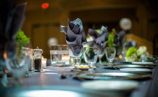 Jak serwetki materiałowe mogą podnieść prestiż Twojego lokalu?