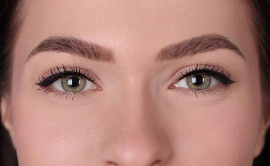 Jakie są kluczowe zalety makijażu permanentnego w porównaniu do tradycyjnego makijażu?