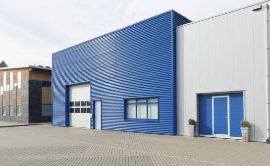 Zalety garaży blaszanych wykonanych z ocynkowanych profili zamkniętych