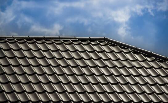 Dlaczego lekkość blachodachówek ma znaczenie przy renowacji dachu?