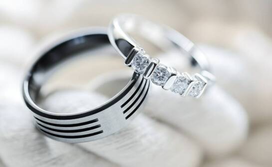Historia i ewolucja najpiękniejszych obrączek ślubnych w modzie jubilerskiej