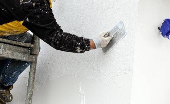 Tynk cienkowarstwowy – jak poprawia jakość i wygląd elewacji?