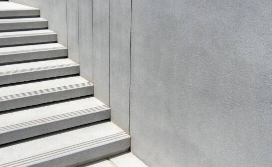 Jakie są przewagi tynku cienkowarstwowego silikonowego nad tradycyjnymi tynkami mineralnymi?