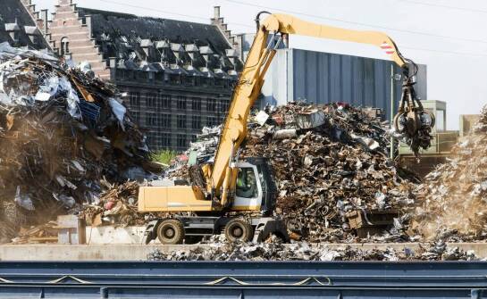 Wynajem kontenerów a szybkie pozbycie się odpadów po remoncie w Krakowie