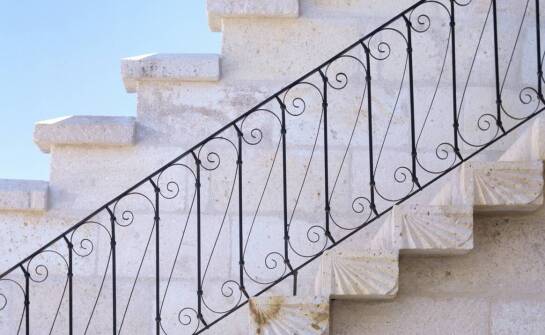 Granitowe schody zewnętrzne – odporność na warunki atmosferyczne