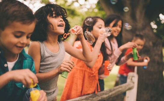 Jakie są najważniejsze korzyści z uczestnictwa w koloniach?