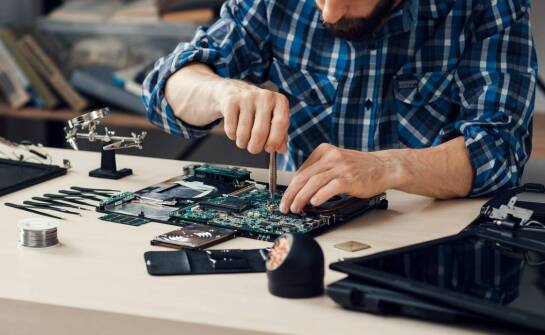 Jak wymiana uszkodzonych elementów wpływa na wydajność laptopów Asus w asusu serwis?