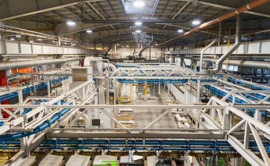 Demontaż linii produkcyjnych – jakie korzyści niesie dla zakładu stolarskiego?