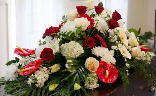 Rola florystyki w ceremonii pogrzebowej po kremacji