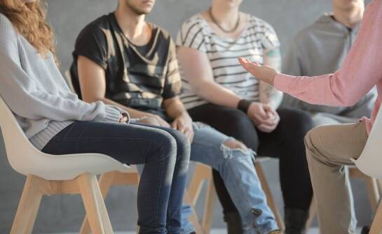Jak terapia dla młodzieży wpływa na ich rozwój psychiczny i społeczny?