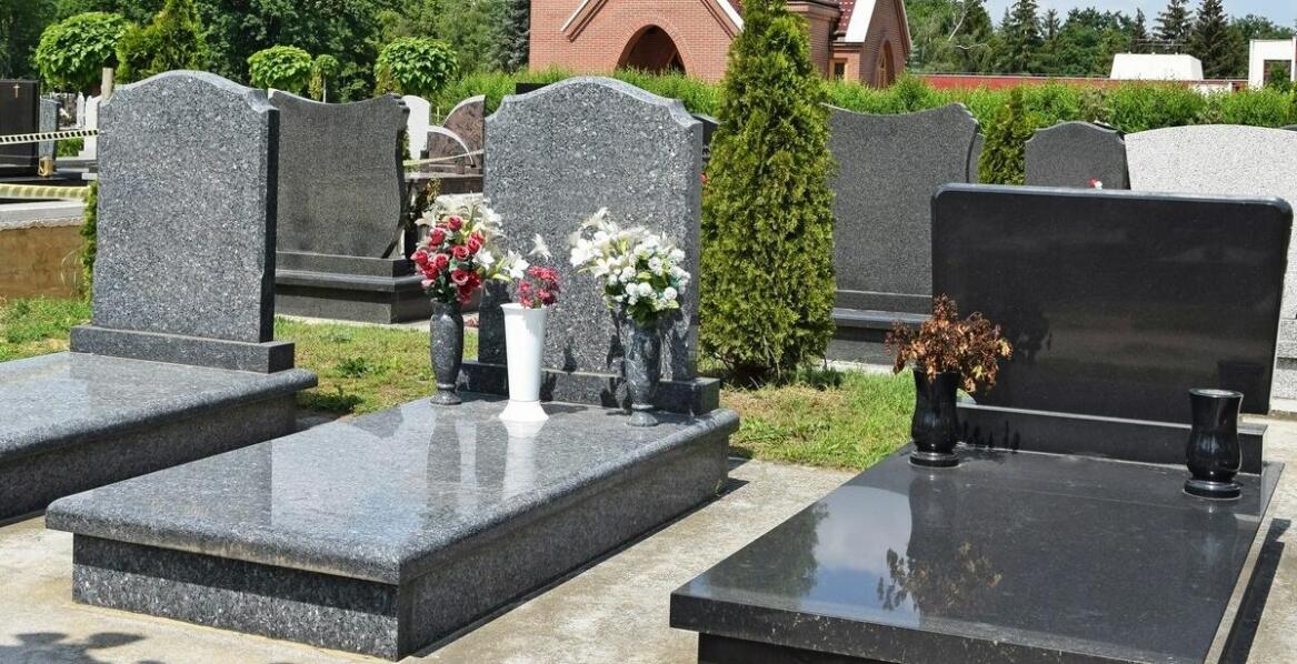 Najważniejsze aspekty do rozważenia przy projektowaniu nagrobków z granitu