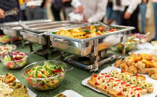 Wyjątkowa obsługa cateringowa na imprezach organizowanych przez restaurację