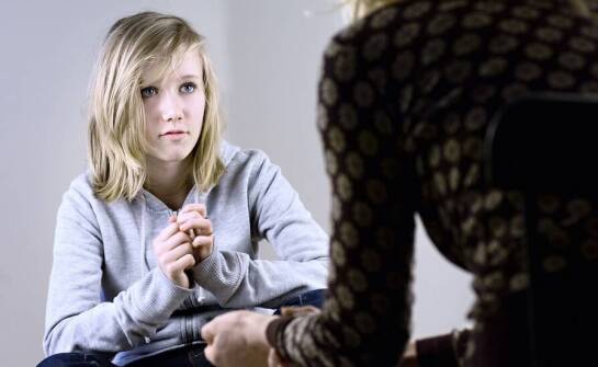 Jakie korzyści przynosi psychoterapia dla młodzieży w radzeniu sobie ze stresem?