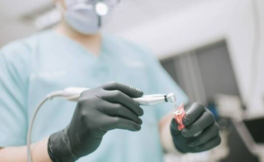 Wpływ nowoczesnych technologii na cenę implantu zęba