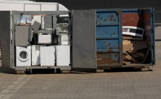 Jak wynajem kontenerów minimalizuje wpływ remontów na środowisko naturalne?