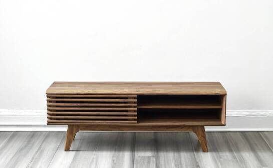 Jakie są zalety wyboru długowiecznych stolików drewnianych do salonu?