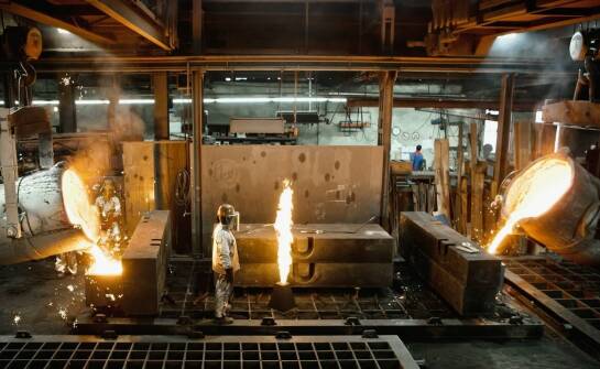 Jakie są wyzwania projektowe w produkcji konstrukcji aluminiowych na zamówienie?