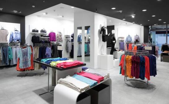 Jak aranżacja regałów może wspierać promocje sezonowe w kwiaciarni?