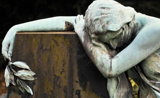 Jak dobrać kolorystykę zdjęcia nagrobkowego do stylistyki pomnika?