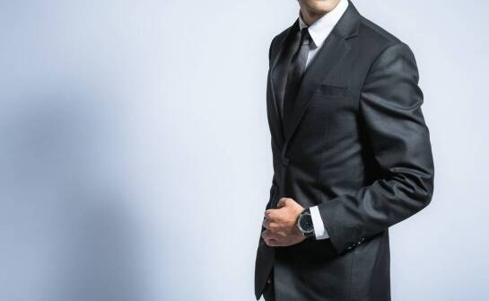 Jasny garnitur męski a dress code – jak nie popełnić faux pas?