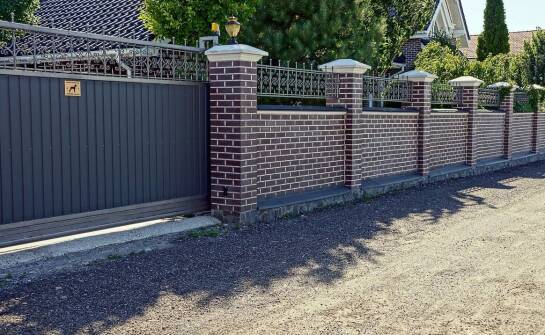 Zalety ogrodzeń z pustaków w porównaniu do tradycyjnych rozwiązań