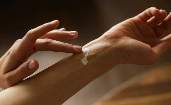 Crotamiton płyn – jak wspiera proces gojenia zmian skórnych?