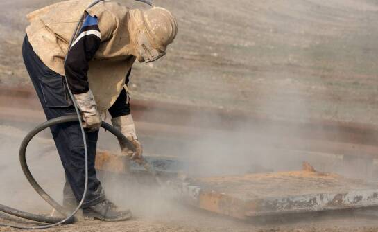 Bezpieczeństwo i efektywność: czyszczenie suchym lodem a utrzymanie maszyn w ruchu