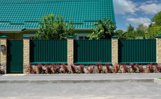 Różnorodność wzorów i kolorów płotów panelowych dla domu