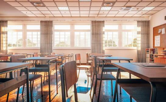 Bezpieczne i funkcjonalne wyposażenie szkół – na co zwrócić uwagę przy wyborze?