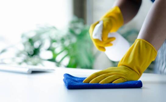 Jakie są kluczowe różnice między jednorazowymi a stałymi zleceniami sprzątania biur?