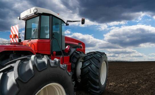 Rola szyby w ochronie przed warunkami atmosferycznymi w ciągnikach rolniczych