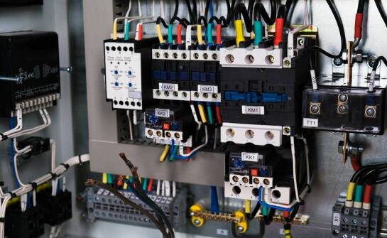 Zastosowanie filtrów wyższych harmonicznych w systemach zasilania przemysłowego