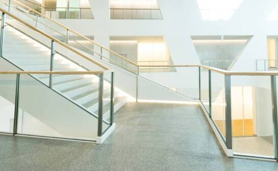 Jak dopasować balustrady ze stali nierdzewnej do stylu budynku?