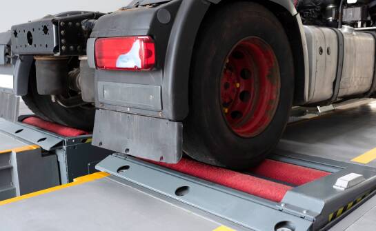 Jak naprowadzacze kół wpływają na bezpieczeństwo operacji załadunkowych?