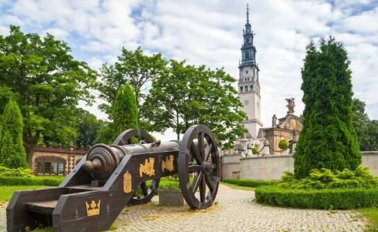 Jakie wartości edukacyjne niosą ze sobą wycieczki szkolne po Gnieźnie?