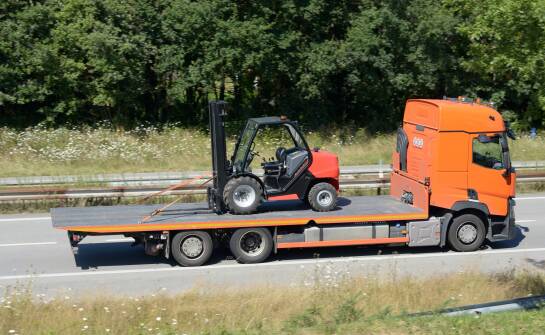 Jak transport wózków widłowych lawetą ułatwia zarządzanie flotą maszynową?