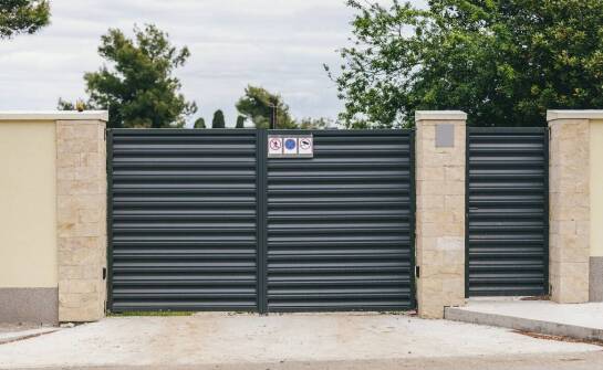 Różnice w efektach wizualnych między matową a połyskującą powłoką na bramach