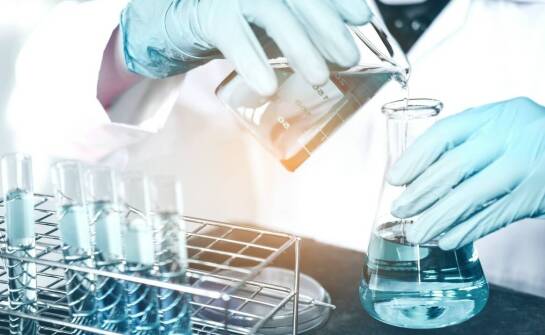 Jak analiza chemiczna wspiera zarządzanie ryzykiem w firmach?