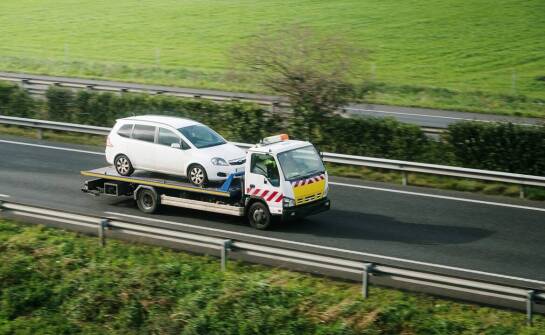 Jak holowanie pojazdów osobowych i dostawczych wpływa na czas naprawy?