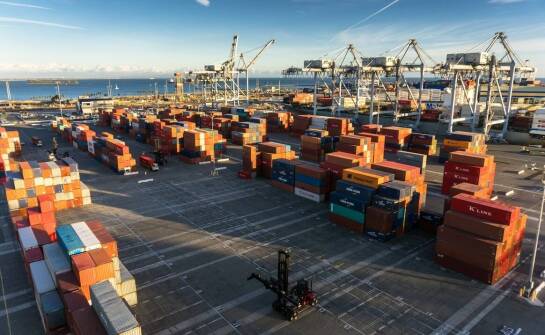 Efektywne metody załadunku i rozładunku z użyciem dźwigów łeba